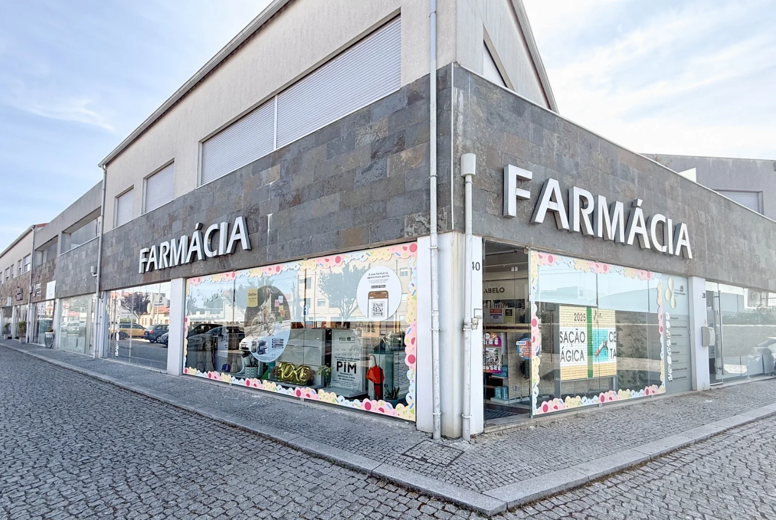 Fachada e entrada da Farmácia Marques Ramalho em Amorim