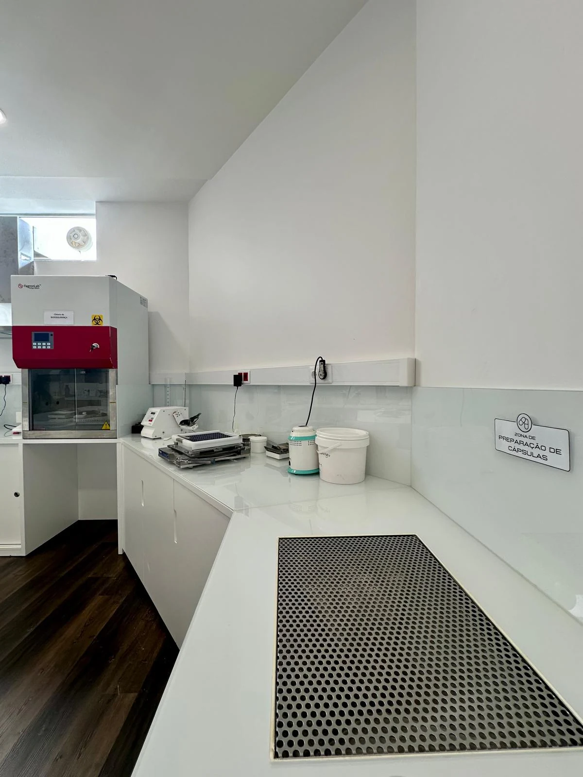 Bancada da zona de preparação de cápsulas e equipamentos do laboratório