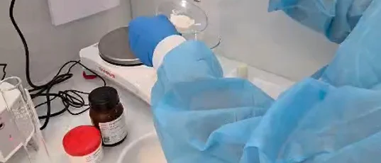 Utilização de uma balança durante a preparação no laboratório